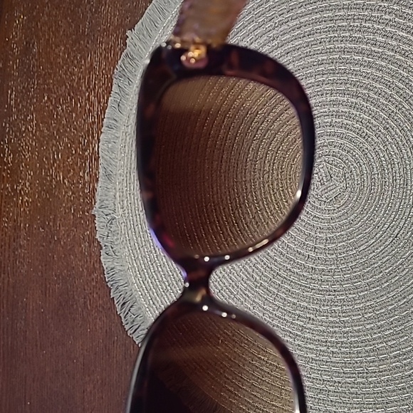 Coach HC 8076 L067 Laurin dark tortoise brown gradient sunglasses with clam case - Picture 8 of 14